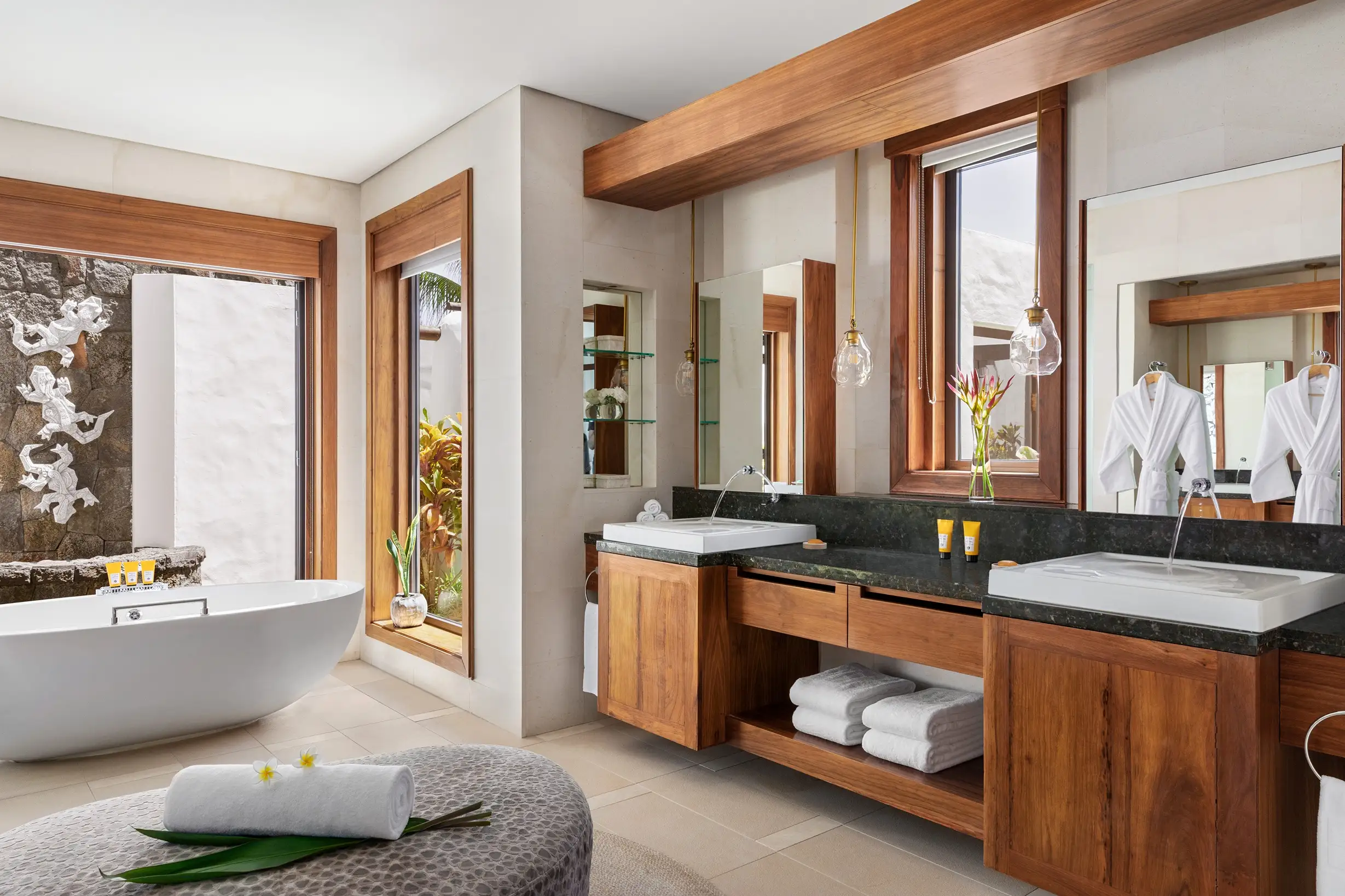 40-Shangri-La Three-Bedroom Beach Villa Bathroom